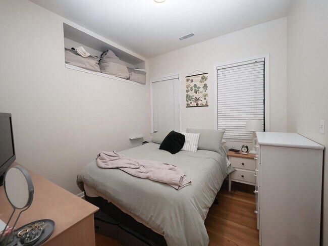 Foto del edificio - 2843 N Lakewood Ave