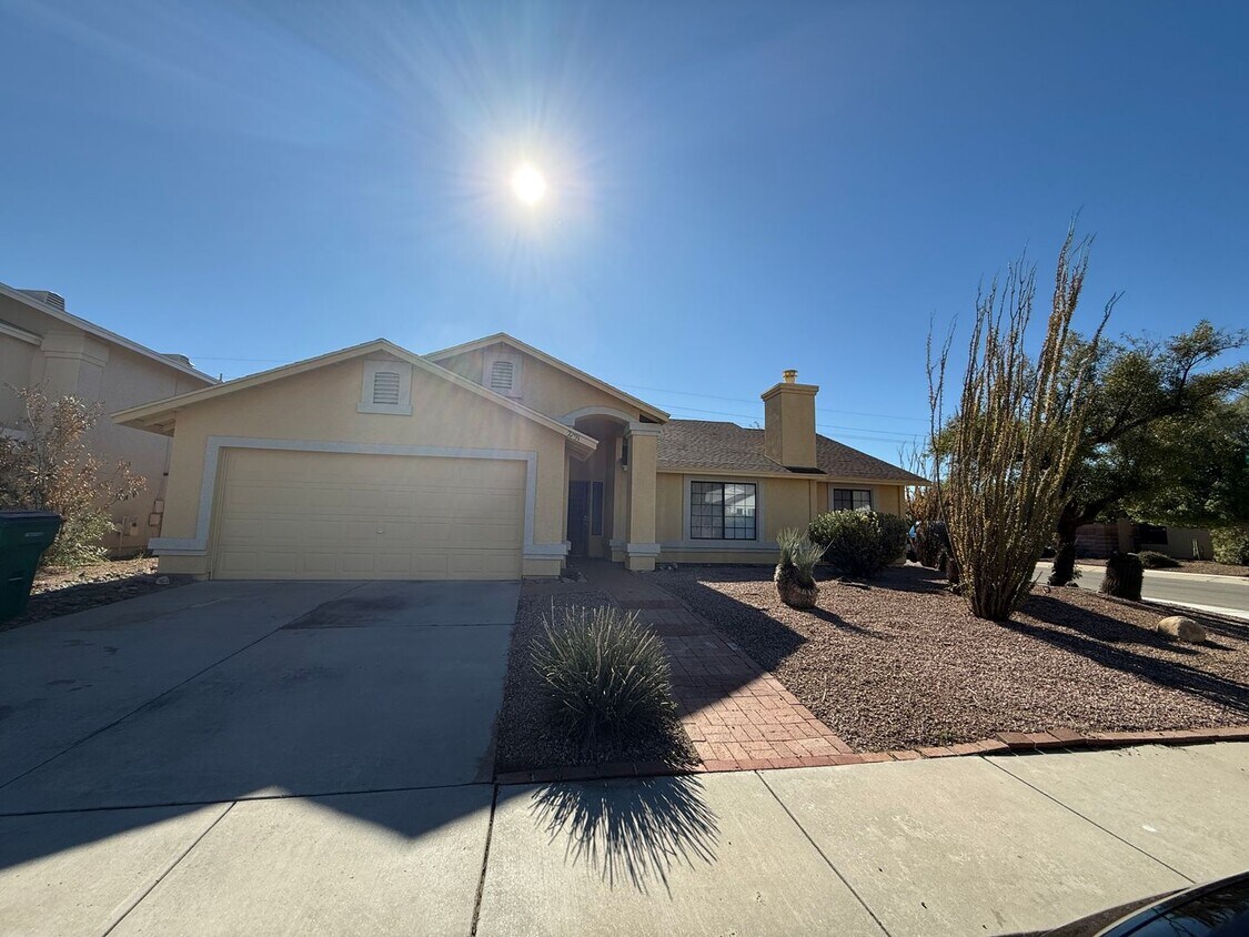 3 Bed 2 Bath home in the highly desirable Northwest Tucson area. New paint and Carpet! - 3 Bed 2 Bath home in the highly desirable Northwest Tucson area. New paint and Carpet!