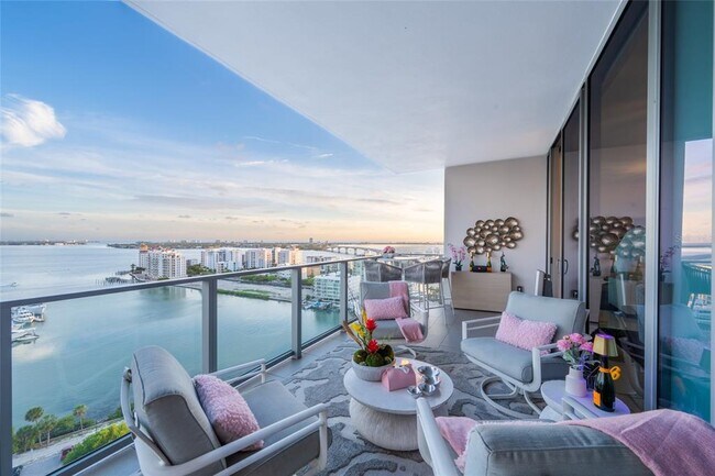 Foto del edificio - 1155 N Gulfstream Ave