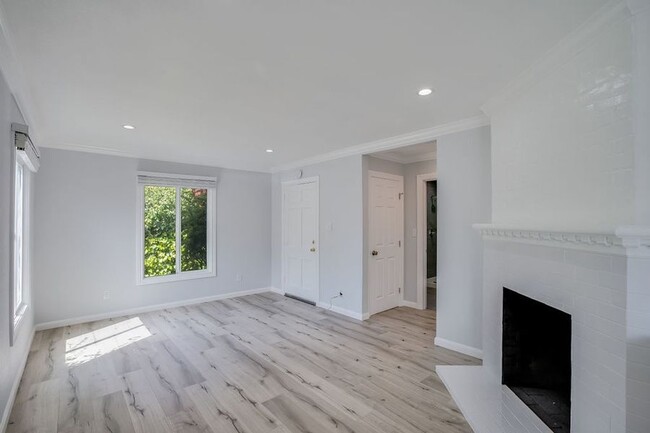 Building Photo - Remodeled 1 bedroom/1 bath apartment with ...