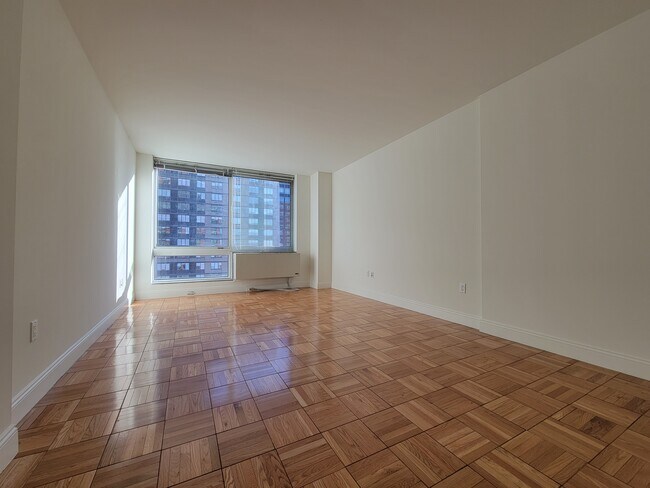 Building Photo - 217 E 96th St