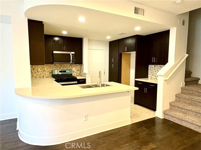 Foto del edificio - 12 Empire Dr