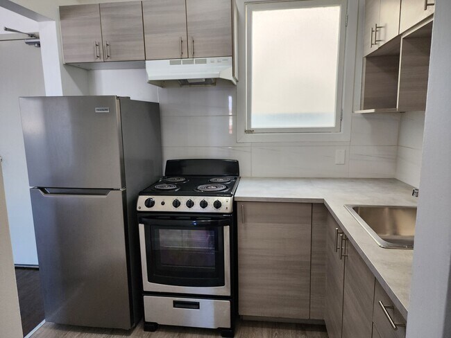 Building Photo - 555 Boul Marcel-Laurin