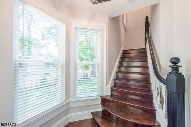 Building Photo - 75 Valley Rd