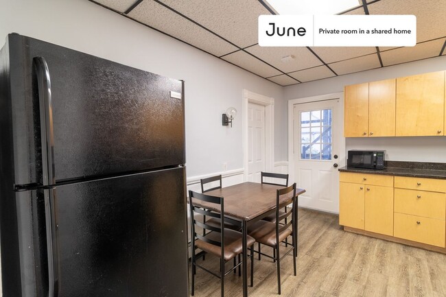Building Photo - Private bedroom in 3 bed/1 bath Home