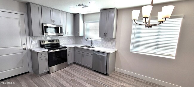 Foto del edificio - 1107 N Wedgewood Dr