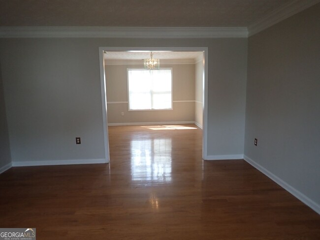 Building Photo - 827 Sinclair Way