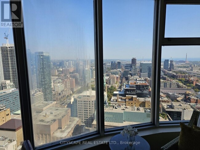 Photo du bâtiment - 1-3701 King St W