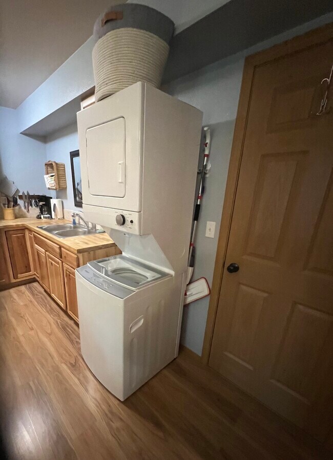 Foto del edificio - 1345 E Brant Cir