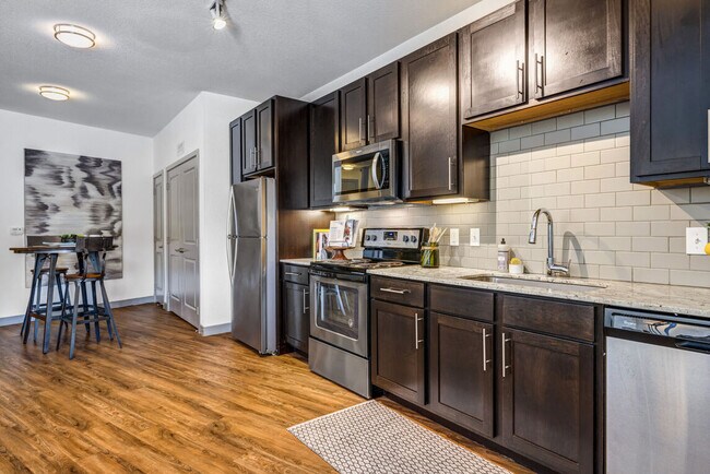 Foto del edificio - Your Urban Oasis in 1 Bedroom Apartments f...