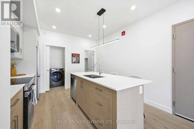 Building Photo - 184 Woodroffe Ave