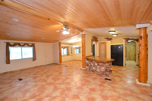 Building Photo - 2325 N Warner Dr