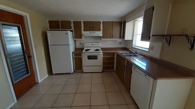 Foto del edificio - 2/1.5/1 1000 Sq. Ft. Spacious living room, Lanai, fenced in yard, and tile floors thoughout!
