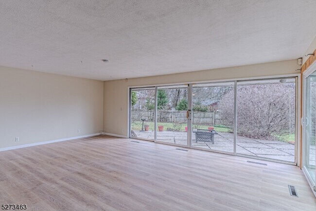 Building Photo - 342 Walker Rd