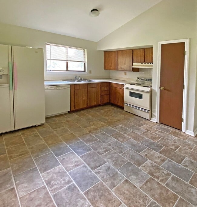 Building Photo - Spacious, All Electric 3 BR House! Fenced ...