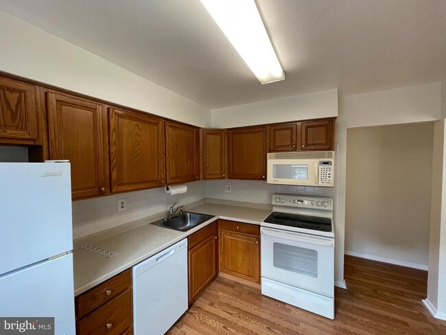 Building Photo - 1737 Foxdale Ct