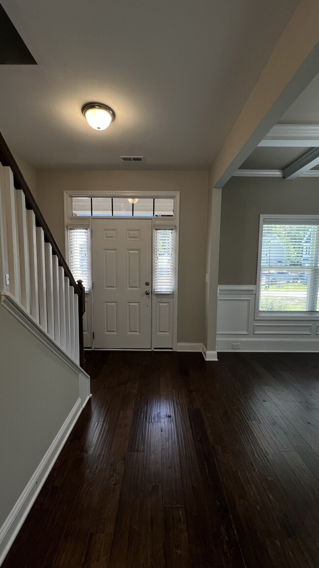 Building Photo - 550 Hampstead Pl