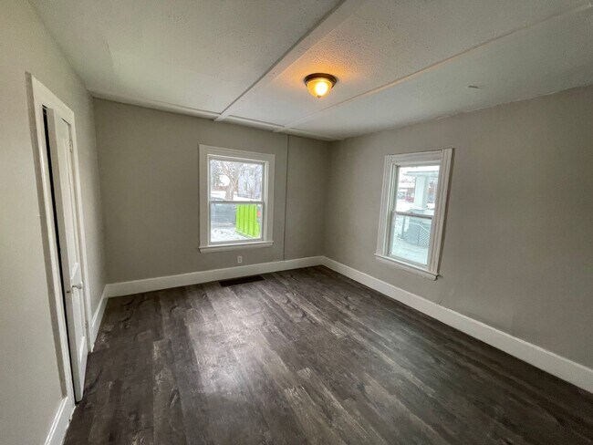 Foto del edificio - SECTION 8 and EDEN accepted! Newly Renovated Triplex | Spacious Apartments | Lorain, OH