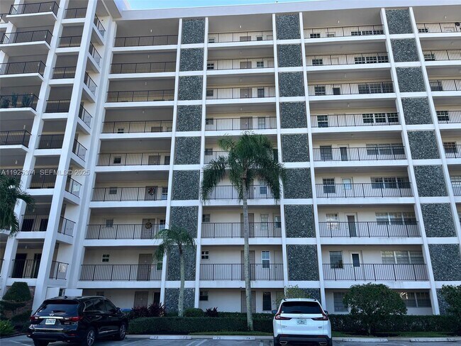 Foto del edificio - 3100 N Palm Aire Dr