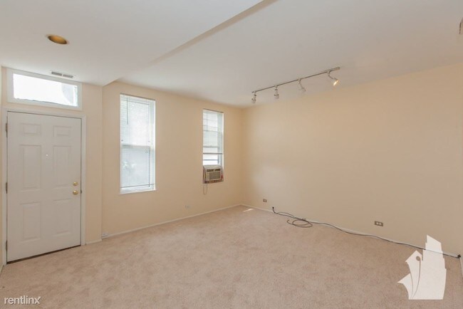 Building Photo - 1142 W Diversey Pkwy