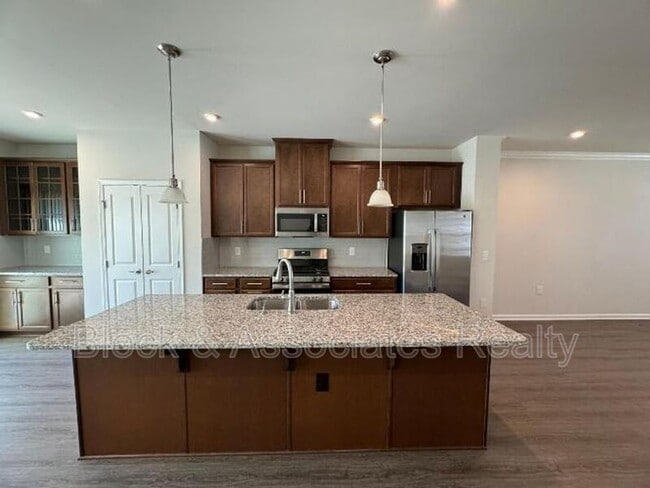 Building Photo - 6422 Pathfinder Wy