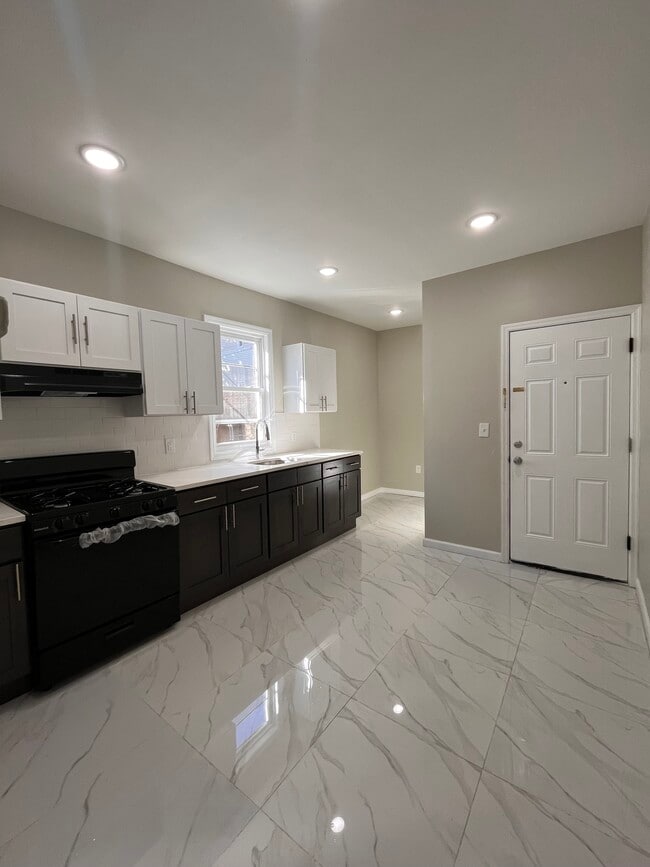 Unit 1 - 373 Seymour Ave