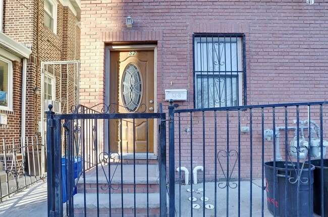 Building Photo - 52 Paterson St