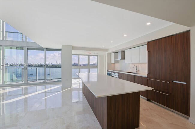 Foto del edificio - 1500 Bay Dr E