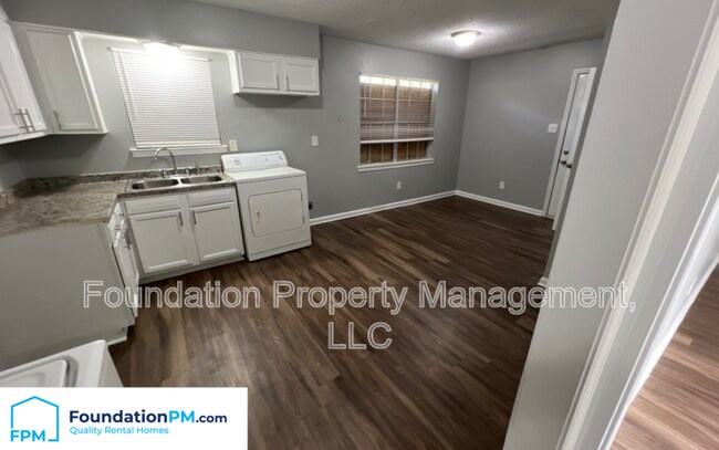 Building Photo - 3430 Dobbin Ferry Ave
