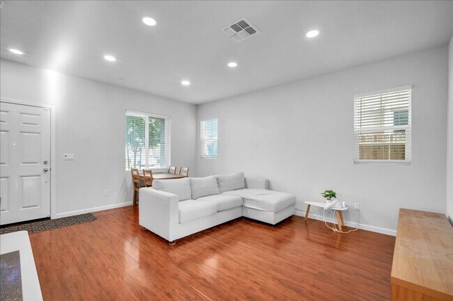 Foto del edificio - 8071 Weeping Willow Ln