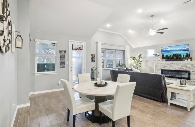 Foto del edificio - 8302 Elander Dr