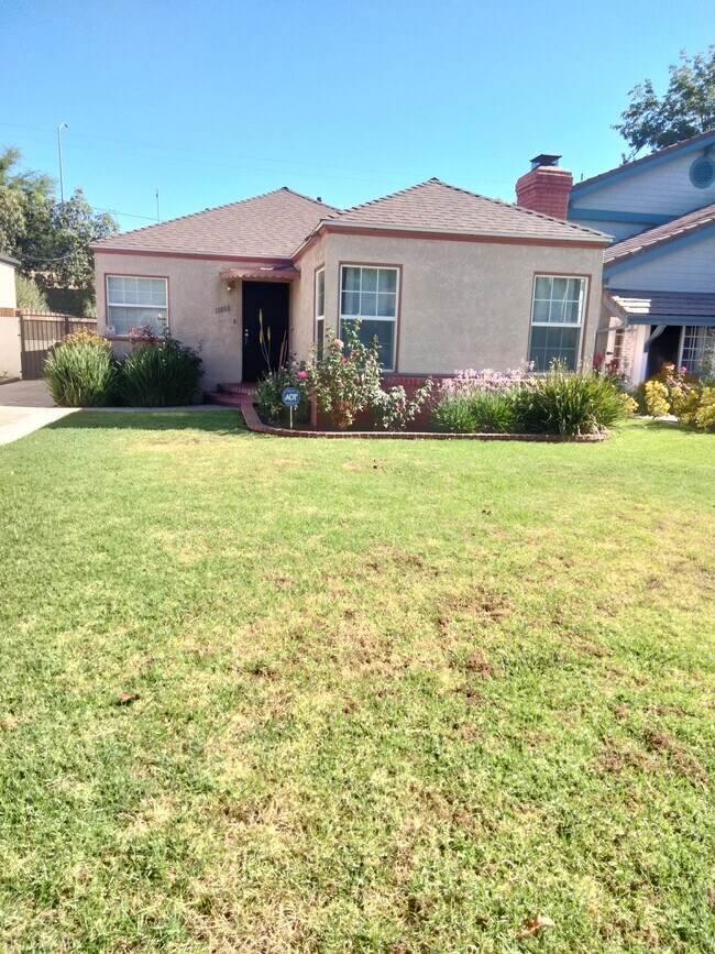 Building Photo - 15235 La Maida St