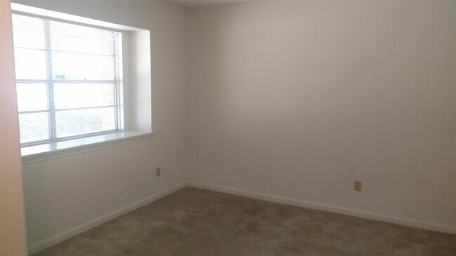 Building Photo - 18010 Blundell Dr