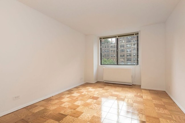 Building Photo - 422 E 53rd St