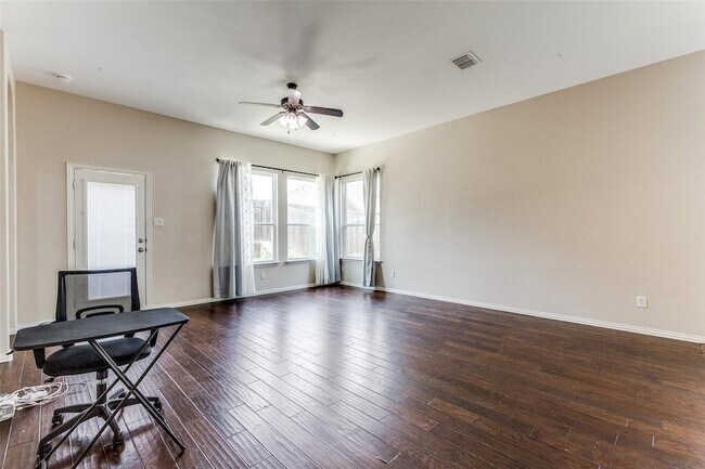 Foto del edificio - 14625 Riverside Dr