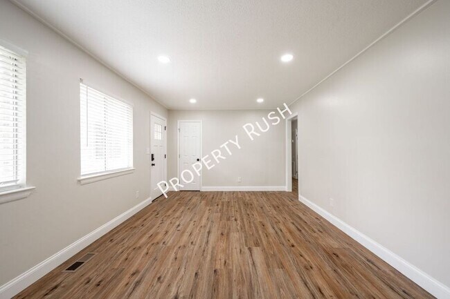 Foto del edificio - 7736 Holiday Hills Cir