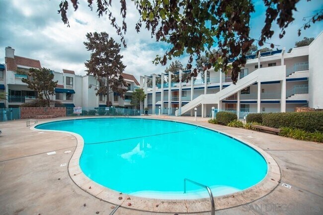 Foto del edificio - 8338 Regents Rd
