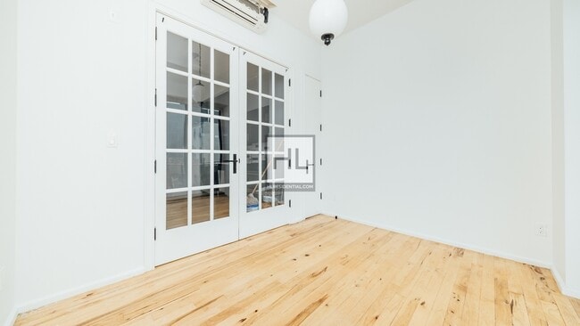 Building Photo - 212 EVERGREEN AVENUE 3B