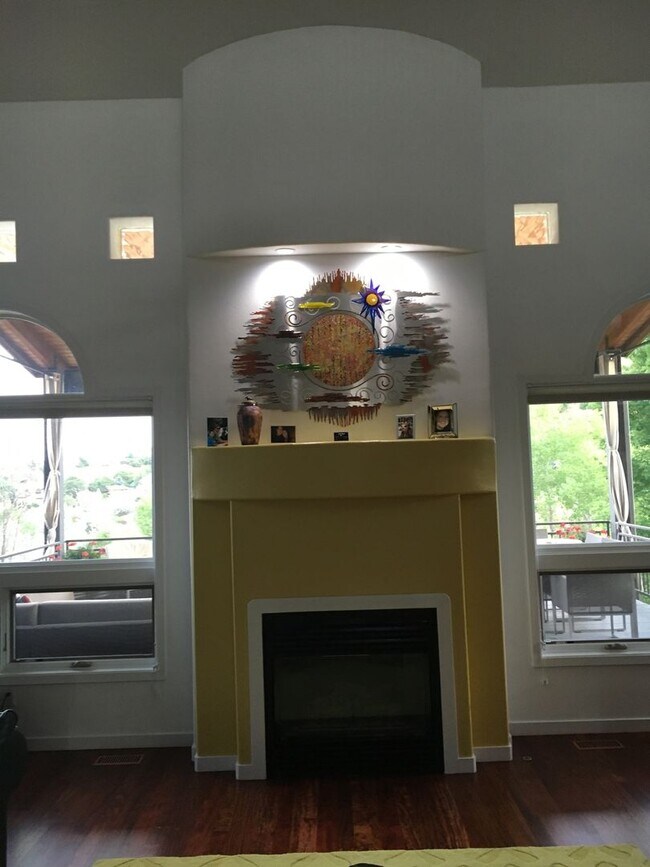 Foto del edificio - Luxury 4 bedroom sits on  green Moutain park