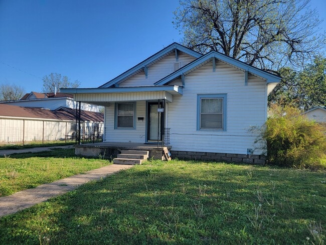 Building Photo - 2215 E Elm Ave