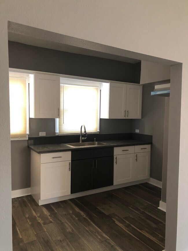 Beautiful and new Kitchen - 4504 N Figueroa St