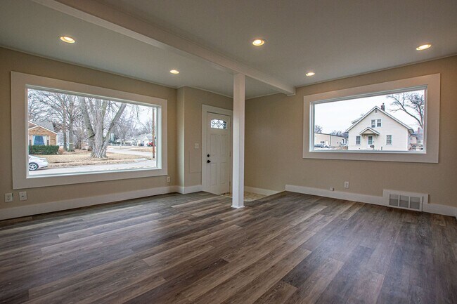 Foto del edificio - Super Cool and Unique 4 Bedroom / 1 Bath Home in Bellevue near Offut!