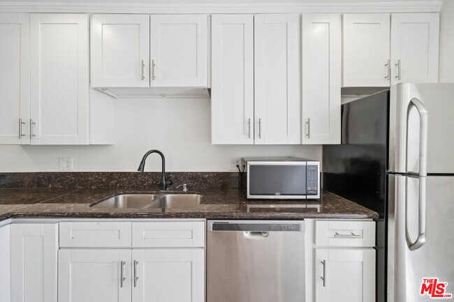 Foto del edificio - 7946 Fountain Ave