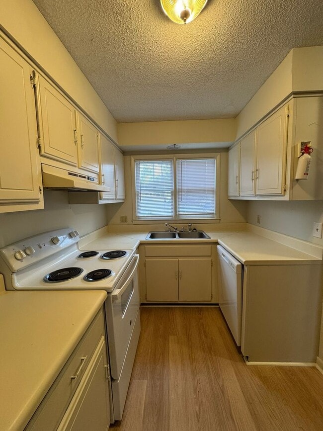 Building Photo - 5 Westbrooke Dr