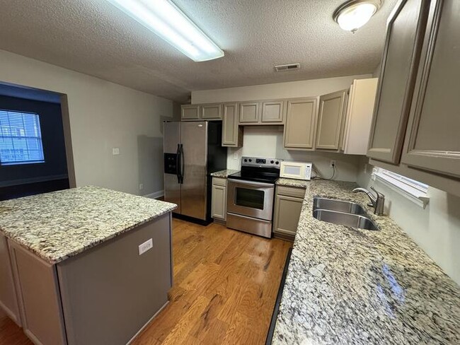 Foto del edificio - 328 Harvestwood Ct
