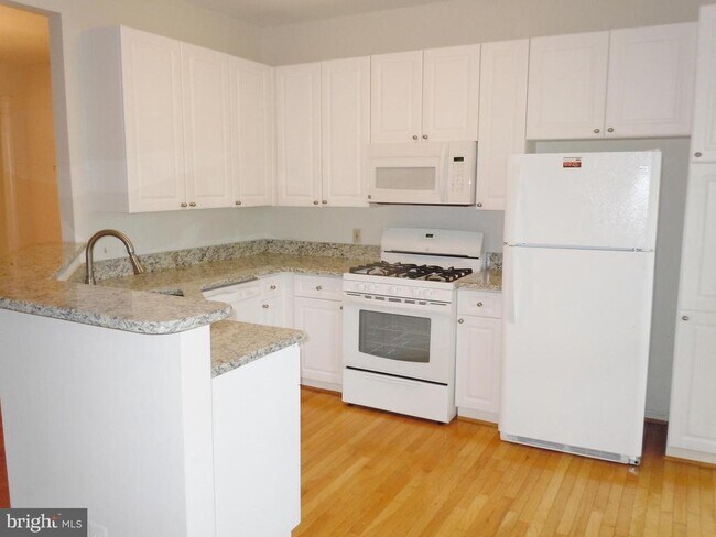 Building Photo - 15465 Port Washington Ct