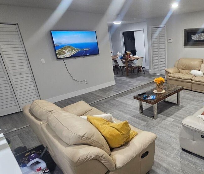 Foto del edificio - Fully Furnished Pool Home for Rent