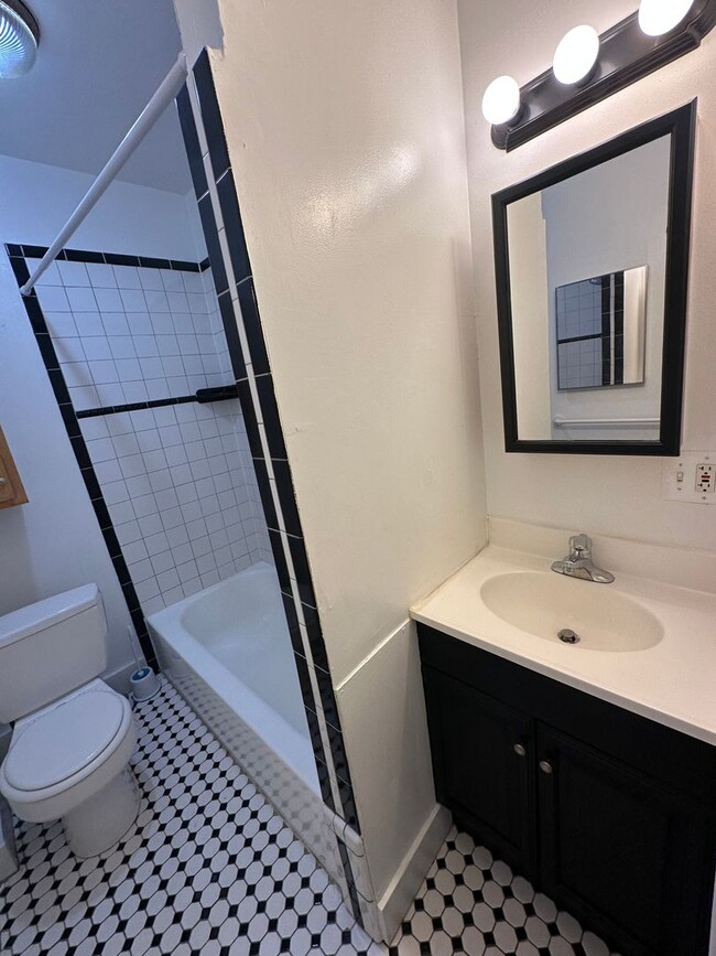 Building Photo - Royal Oak Duplex - La Plaza