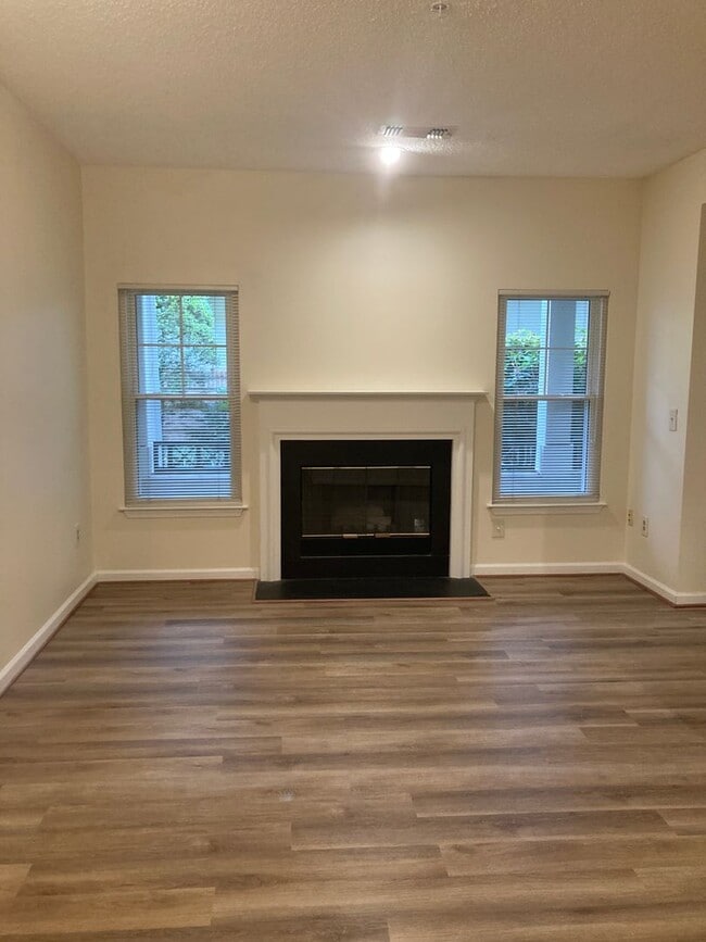 Building Photo - Beautiful 2 Bed 2 Bath Condo In Popular Oak Park Community - Water Included!