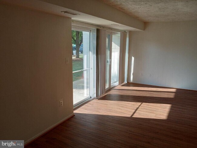 Foto del edificio - 7613 Fontainebleau Dr